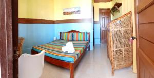 Habitación con sofá y silla. en ALFA Beach Front Lodge en El Nido
