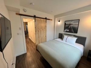 A bed or beds in a room at Dt 1Bed 1bath Cozy Suite 8 Min Walk To Arena