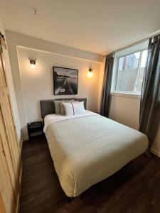 - une chambre avec un grand lit et une fenêtre dans l'établissement Dt 1 Br 1bath Cozy Suite 8 Min Walk To Arena, à Edmonton