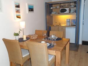 a dining room with a wooden table and chairs at Yachthafenresidenz-Wohnung-8203-851 in Kühlungsborn