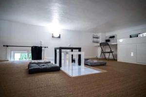 een woonkamer met een tafel en een aantal kussens bij Appartement avec mezzanine in Nice