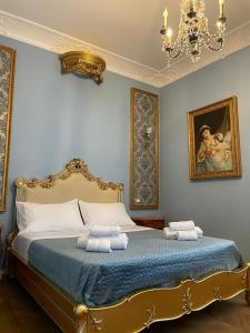 A bed or beds in a room at La Baronessa