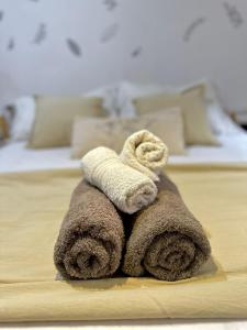 uma pilha de toalhas sentadas em cima de uma cama em Calido y luminoso monoambiente en el centro de la ciudad em Concordia