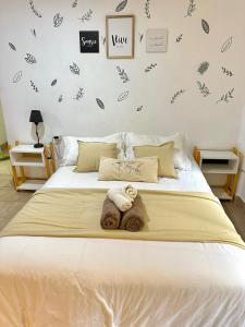 um quarto com uma cama com uma toalha em Calido y luminoso monoambiente en el centro de la ciudad em Concordia