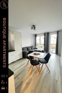 een woonkamer met een tafel en 2 stoelen bij Boutique Apartments 2 in Sînpetru