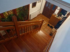 una vista aérea de una escalera de madera en una casa en Hostel - F en Gjakove