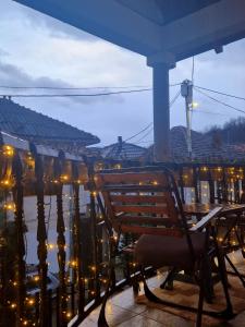 Hostel - F في Gjakove: مقعد جالس فوق جسر به انارة
