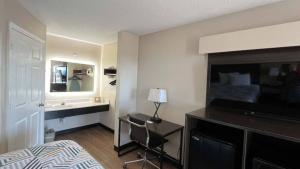 Habitación de hotel con 1 cama, escritorio y 1 dormitorio en Motel 6 Georgetown, SC Marina, en Georgetown
