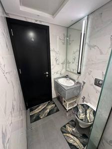 uma casa de banho com um lavatório e um espelho grande em Modern 1BR in Dubai South Mag5 with all utilities em Dubai