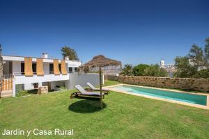 Willa z dziedzińcem z basenem w obiekcie Facinas Houses (Tarifa) w mieście Facinas
