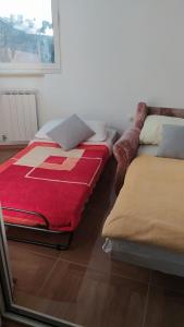 duas camas sentadas uma ao lado da outra num quarto em Apartman Buba em Krapinske Toplice