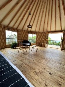 um quarto com uma mesa e cadeiras numa tenda em CIPRES Ecolodge & Spa em Frutillar