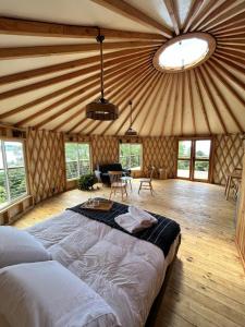 ein großes Schlafzimmer mit einem großen Bett in einem Zimmer in der Unterkunft CIPRES Ecolodge & Spa in Frutillar