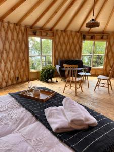 Zimmer mit einem Bett, einem Tisch und einem Sofa in der Unterkunft CIPRES Ecolodge & Spa in Frutillar