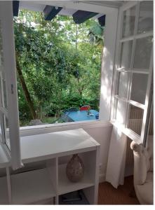 ventana en una habitación con vistas al patio en Mendiska en Bayonne