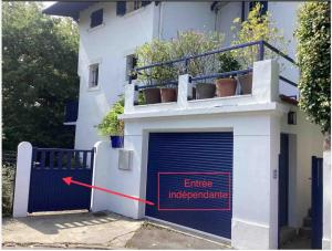 una porta del garage con un cartello che dice impero indipendente di Mendiska a Bayonne 1 altra foto
