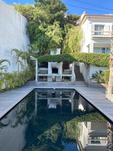 einen Pool mit einer Bank und einem Haus in der Unterkunft Santa Cruz Ocean Villa in Gaula