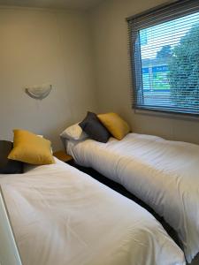 En eller flere senge i et værelse på Cosy Caravan near the beach