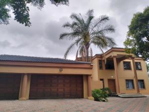a palm tree sits on top of a house at O&S BnB in Centurion