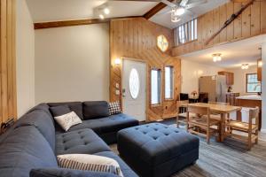 uma sala de estar com um sofá e uma mesa em Iron River Retreat with Sauna Walk to Ski Brule! em Iron River