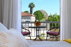 a room with a balcony with a table and two chairs at To Spitaki Dalamanara in Dhalamanára