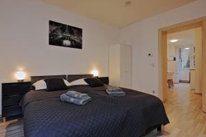 a bedroom with a large bed with two towels on it at City Studios mit Garten in Elberfeld- Zentral - Nespresso - Netflix in Wuppertal