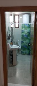 y baño con lavabo, ducha y aseo. en BRIECH HOUSE en Asilah
