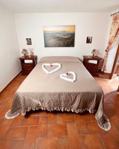 ein Schlafzimmer mit einem Bett mit zwei Herzen darauf in der Unterkunft LA GROTTA in Subiaco