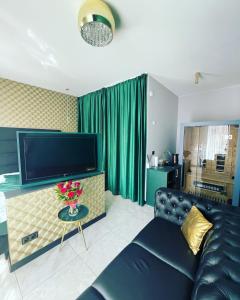 凱爾採的住宿－Gold Glass Jacuzzi Sauna Rynek-Parking，带沙发和平面电视的客厅