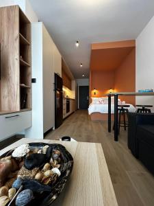 Orange Luxury apartment in agrinio في أغرينيو: شقة حديثة بغرفة نوم وسرير