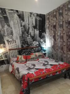 Un dormitorio con una cama con rosas rojas. en Affittacamere da chris, en Reggio Calabria