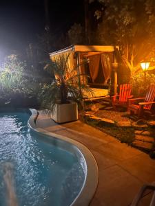 a swimming pool in a backyard at night at Paz y armonía en Chuy in Chuy