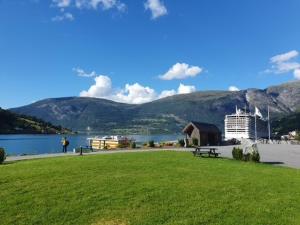 Bilde i galleriet til Sjarmerende feriehus i Olden rett ved fjorden i Stryn