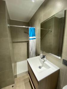 Ένα μπάνιο στο Depto. Pucón, terraza, piscina y estacionamiento