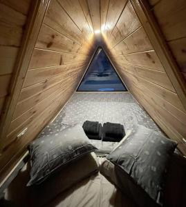 Tempat tidur dalam kamar di RoiA Chalet Fundata 1