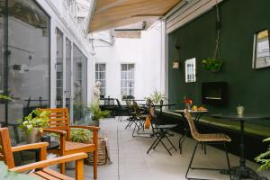 eine Terrasse mit einem Haufen Stühle und Tische in der Unterkunft Sonder Chelsea Green in London