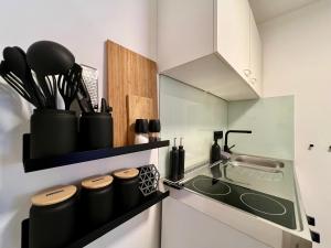 eine Küche mit Herd oberer Ofen neben einer Theke in der Unterkunft Studiowohnung 5 in Buxtehude in Buxtehude