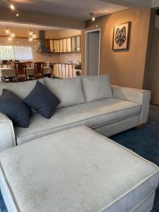 門多薩的住宿－CHACRAS Lodge，带沙发的客厅和用餐室