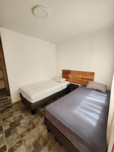 een kamer met 2 bedden in een kamer bij El Pescador in Iquique