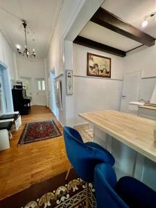 sala de estar con mesa de madera y sillas azules en Villa Sartorius en Bovenden