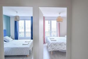 a bedroom with a bed and a view of a balcony at ORNANO Épuré Moderne Transports in Saint-Denis