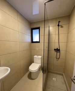 a bathroom with a toilet and a sink at Cabañas Altos del Bosque in Licán Ray