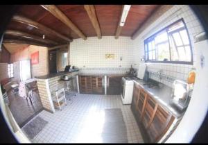 Η κουζίνα ή μικρή κουζίνα στο Quarto em Chalé Rústico e Aconchegante - Piso Superior