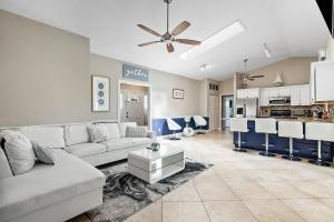 a living room with a white couch and a kitchen at Modern 6/3 Equestrian Paradise in Wellington