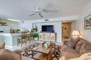 Televisyen dan/atau pusat hiburan di Oceanfront Fort Walton Beach Condo with Balcony!