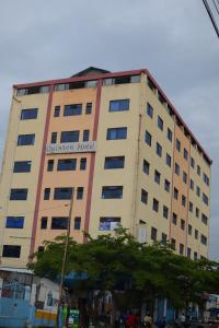 un bâtiment avec un panneau sur son côté dans l'établissement QUINTEN HOTEL KISUMU, à Kisumu