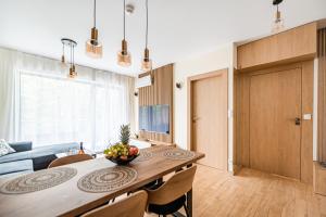 施柯拉爾斯卡波倫巴的住宿－Szklarska C13，厨房以及带桌椅的用餐室。