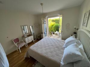 een slaapkamer met een bed en een glazen schuifdeur bij Villa Magnolia in Seillans