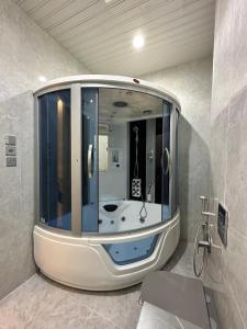 a bathroom with a large mirror in a room at شاليهات اطلالات Abha Sky المميزه in Abha