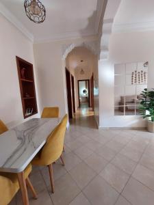 Гостиная зона в Charite Host Appartement , Wifi et Parking Gratuit